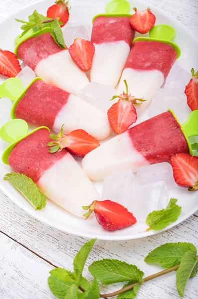 Strawberry yoghurt glass popsicles med mynta . — Stockfoto