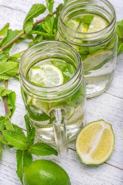 Lime and mint detox water . — Stock Photo, Image