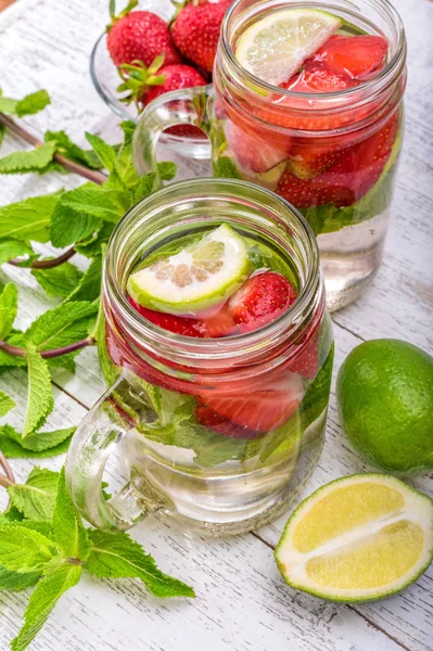 Lime and strawberry detox water . — Stock Photo, Image