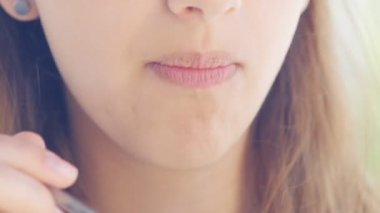 Genç kız bir sebze salata yemek . 