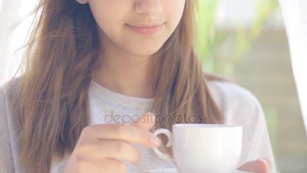 Mujer joven bebiendo café . — Vídeos de Stock