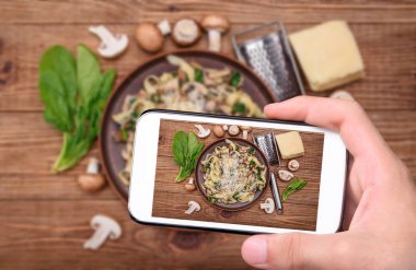 Kremalı mantarlı ıspanak makarna. Pişirme kavramı.