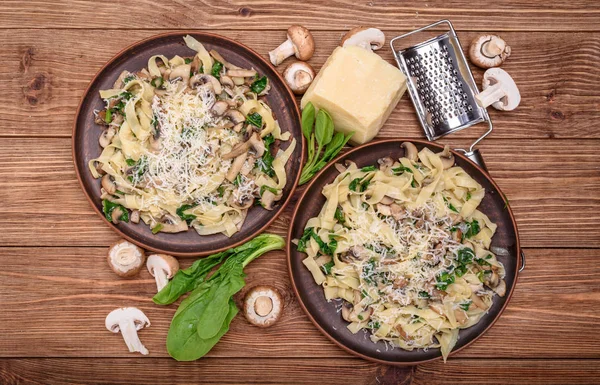 Creamy mushroom spinach pasta . — Stock Photo, Image