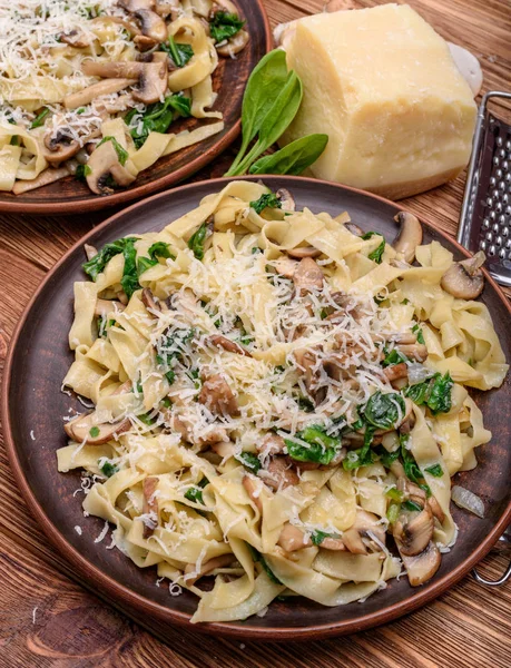 Creamy mushroom spinach pasta . — Stock Photo, Image