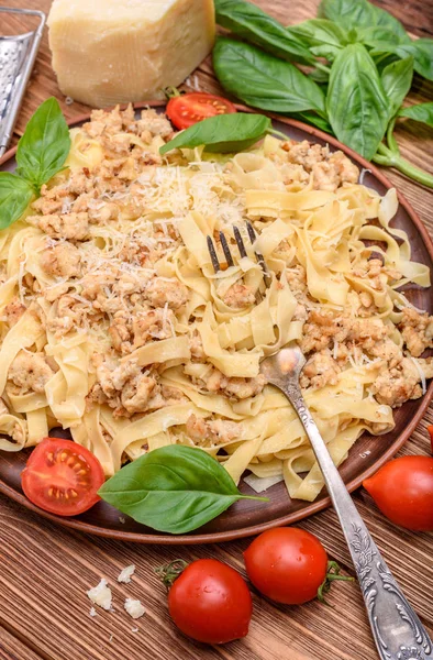 Traditional Italian pasta, served with a meat-based sauce . — Stock Photo, Image