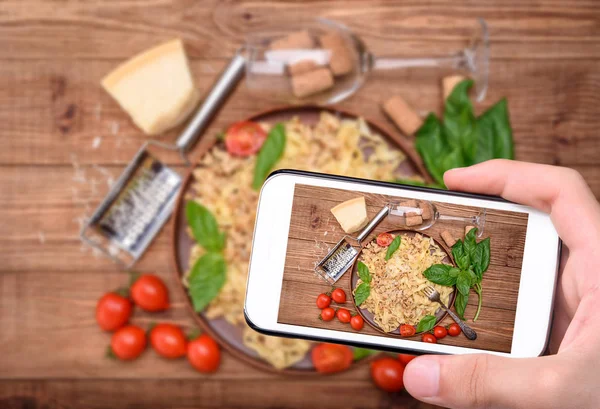 Massa tradicional italiana, servida com molho à base de carne . — Fotografia de Stock