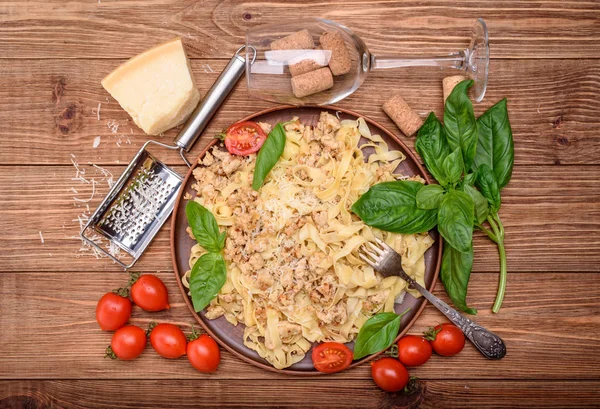 Traditionele Italiaanse pasta, geserveerd met een saus op basis van vlees . — Stockfoto
