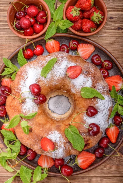 Torta di fragole sullo sfondo di legno . — Foto Stock