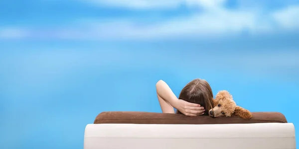 Donna con il suo cane rilassarsi su un divano . — Foto Stock