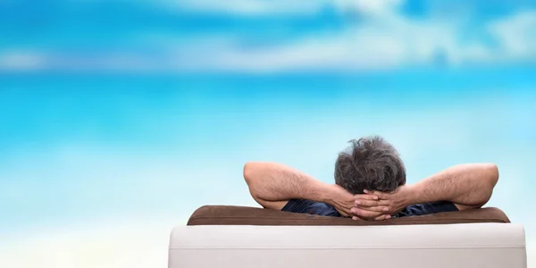 Mann entspannt sich auf einem Sofa . — Stockfoto