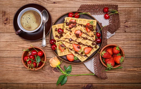 Berry ve kahve ile Belçika waffle. — Stok fotoğraf