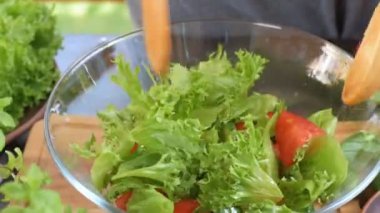 Kadın karışık sağlıklı salata . 