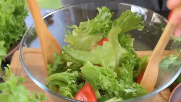 Mujer mixta ensalada saludable  . — Vídeos de Stock