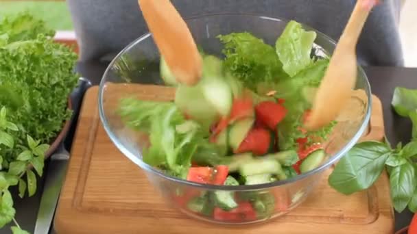 女性の健康的なサラダ . — ストック動画