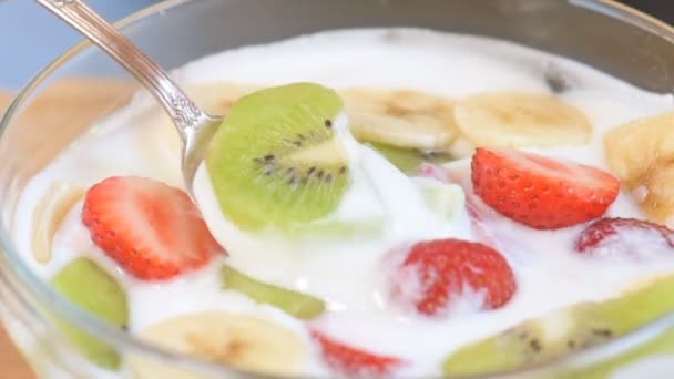 Yakın çekim sağlıklı taze çilek ve kaşık üzerinde beyaz yoğurt. — Stok video