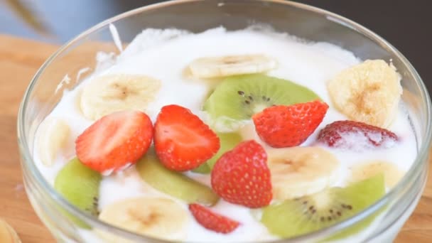 健康的新鲜浆果和白色酸奶勺子的特写镜头. — 图库视频影像