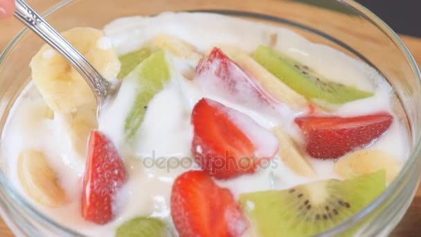 Close-up van gezonde verse bessen en witte yoghurt op de lepel. — Stockvideo