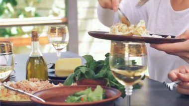 Bir grup genç insan geleneksel İtalyan makarna yemek .