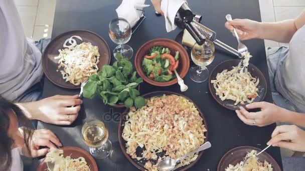 Groep jongeren eten van de traditionele Italiaanse pasta . — Stockvideo