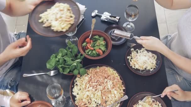 Grupo de jóvenes que comen pasta italiana tradicional  . — Vídeo de stock