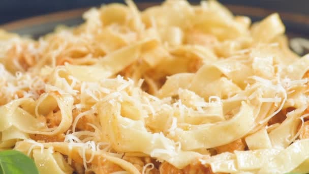 Mangiare un piatto di pasta tradizionale italiana, servito con un sugo a base di carne  . — Video Stock