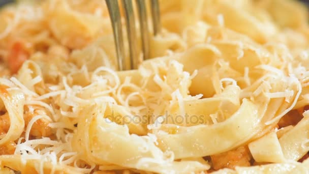 Comer plato de pasta italiana tradicional, servido con una salsa a base de carne  . — Vídeos de Stock