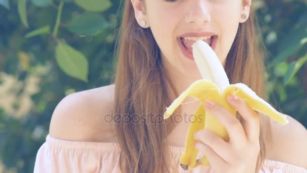 Fiatal nő étkezési banán. — Stock videók