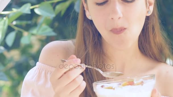 Ung kvinna äta yoghurt. — Stockvideo