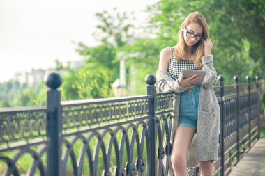 Kız açık havada dijital tablet kullanma.