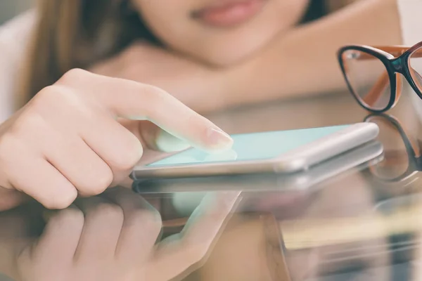 Jonge vrouw is surfen op het net. — Stockfoto