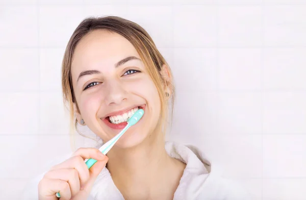 Lykkelig ung kvinde børste tænder . - Stock-foto