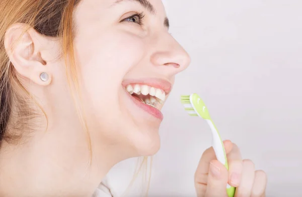 Glad ung kvinna borsta tänderna . — Stockfoto