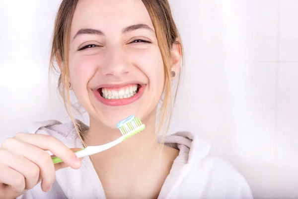 Feliz joven mujer cepillarse los dientes . —  Fotos de Stock