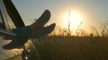 kadın bacaklarını araba içinde pencere eşiği . 