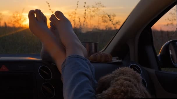 Mujer pies en el tablero de instrumentos del coche . — Vídeo de stock