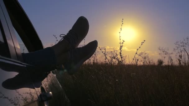 Γυναίκα τα πόδια έξω τα παράθυρα στο αυτοκίνητο . — Αρχείο Βίντεο