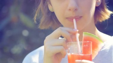 Genç kadın taze karpuz suyu içme.