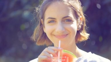 Genç kadın taze karpuz suyu içme.