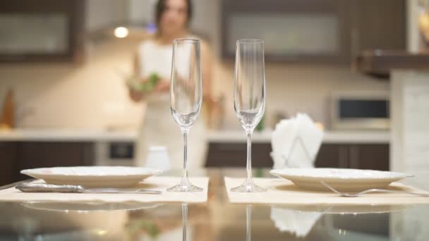 Žena, příprava večeře pro dvě osoby. Romantická koncepce . — Stock video