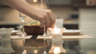 Dating kadın Işık mumlar. 