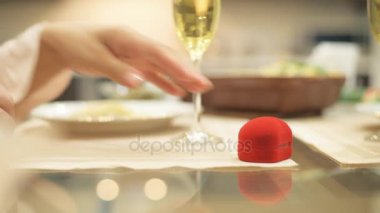 Adam kırmızı kutu ile nişan yüzüğü, bir el, kapalı isteyen kız arkadaşıma evlenme teklifi yapmak verir.