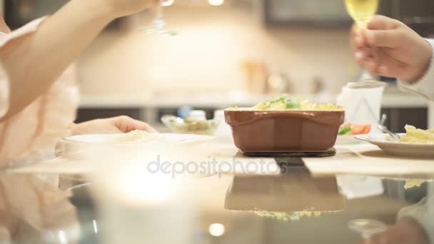 Cena di coppia sposata in atmosfera romantica . — Video Stock