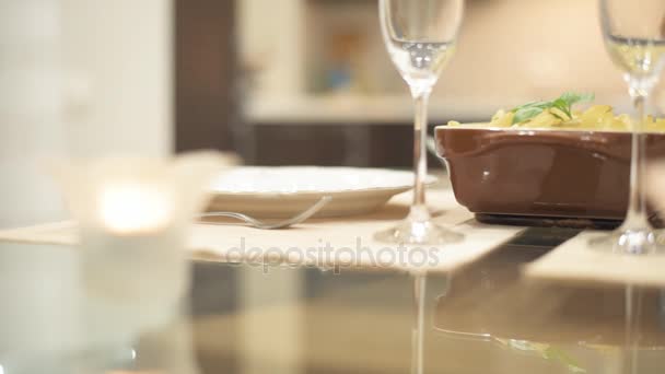 デートの夕食。イタリアのパスタとシャンパン. — ストック動画