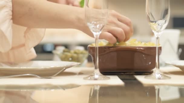 Mulher preparar macarrão italiano para namoro . — Vídeo de Stock