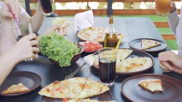 Grupo de jovens amigos desfrutando de uma refeição, comendo pizza . — Vídeo de Stock