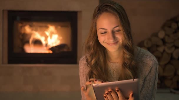 Cinemagraph - Young woman using tablet . — Stock Video