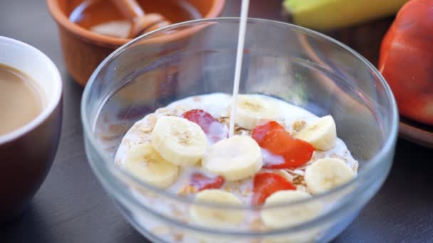 Cinemagraph-Granola fresca, muesli con bayas y verter leche en un tazón . — Vídeos de Stock