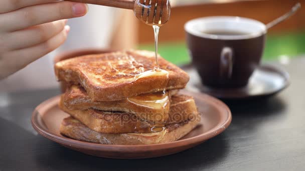 Cinemagraph - französisches Toast mit Honig. — Stockvideo