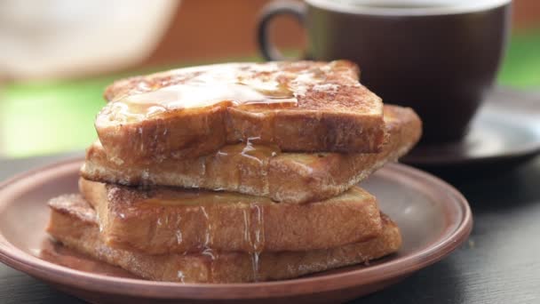 Cinemagraph-franska rostat bröd med honung. — Stockvideo