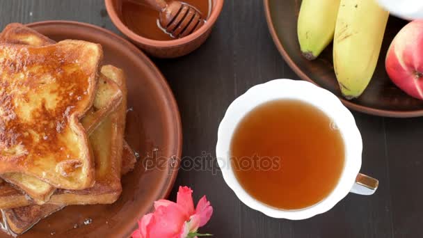 Közelkép a szakadó tej egy csésze tea. — Stock videók